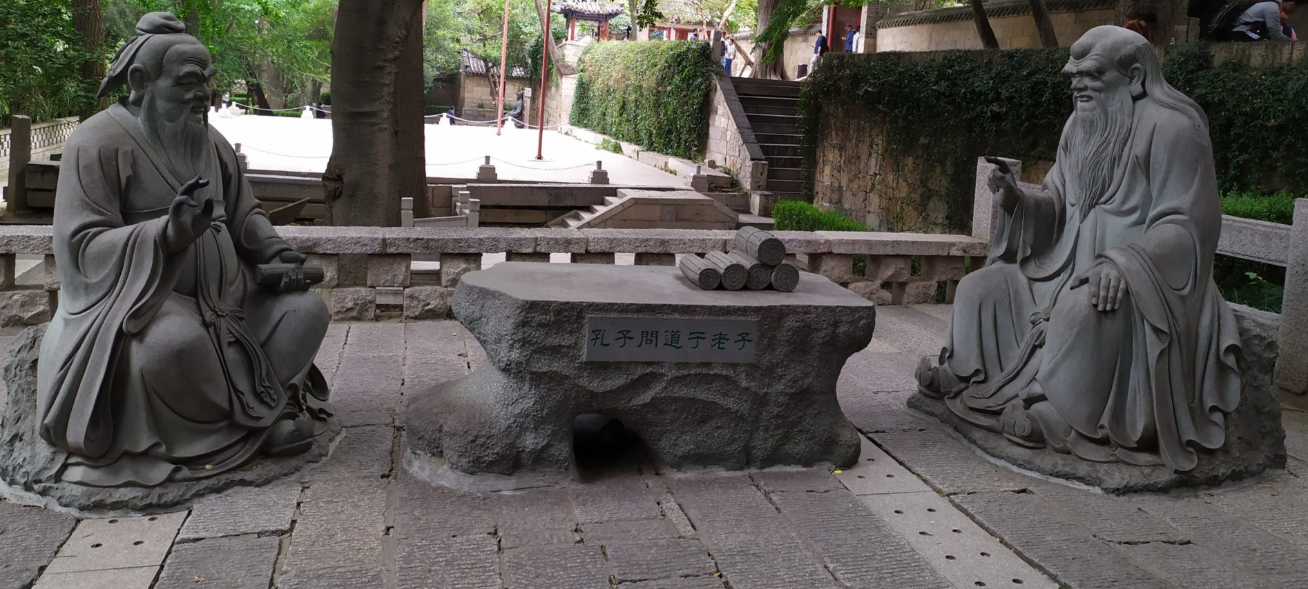 Personnes pratiquant le Tai-Chi dans un parc parisien au lever du soleil
